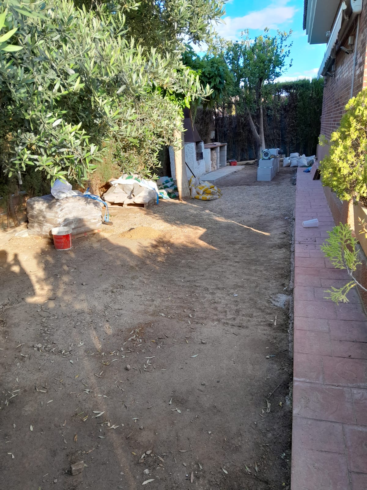 Jardín con barbacoa en proceso de creación Jardín con barbacoa en proceso de creación